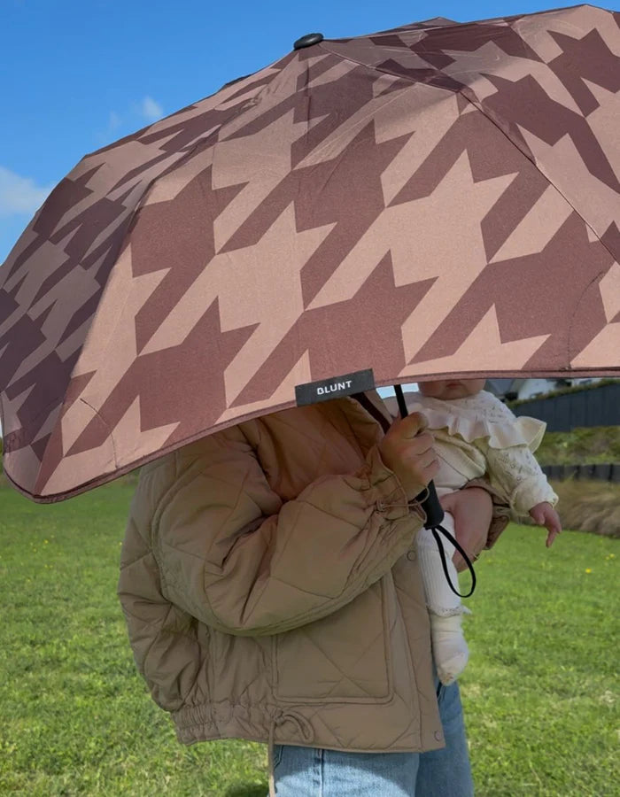 Blunt | Blunt Umbrella Metro - Houndstooth Cocoa | Shut the Front Door