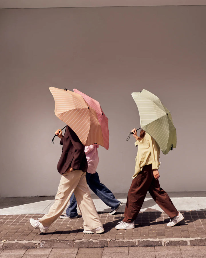 Blunt | Blunt Umbrella Metro Strawberry | Shut the Front Door