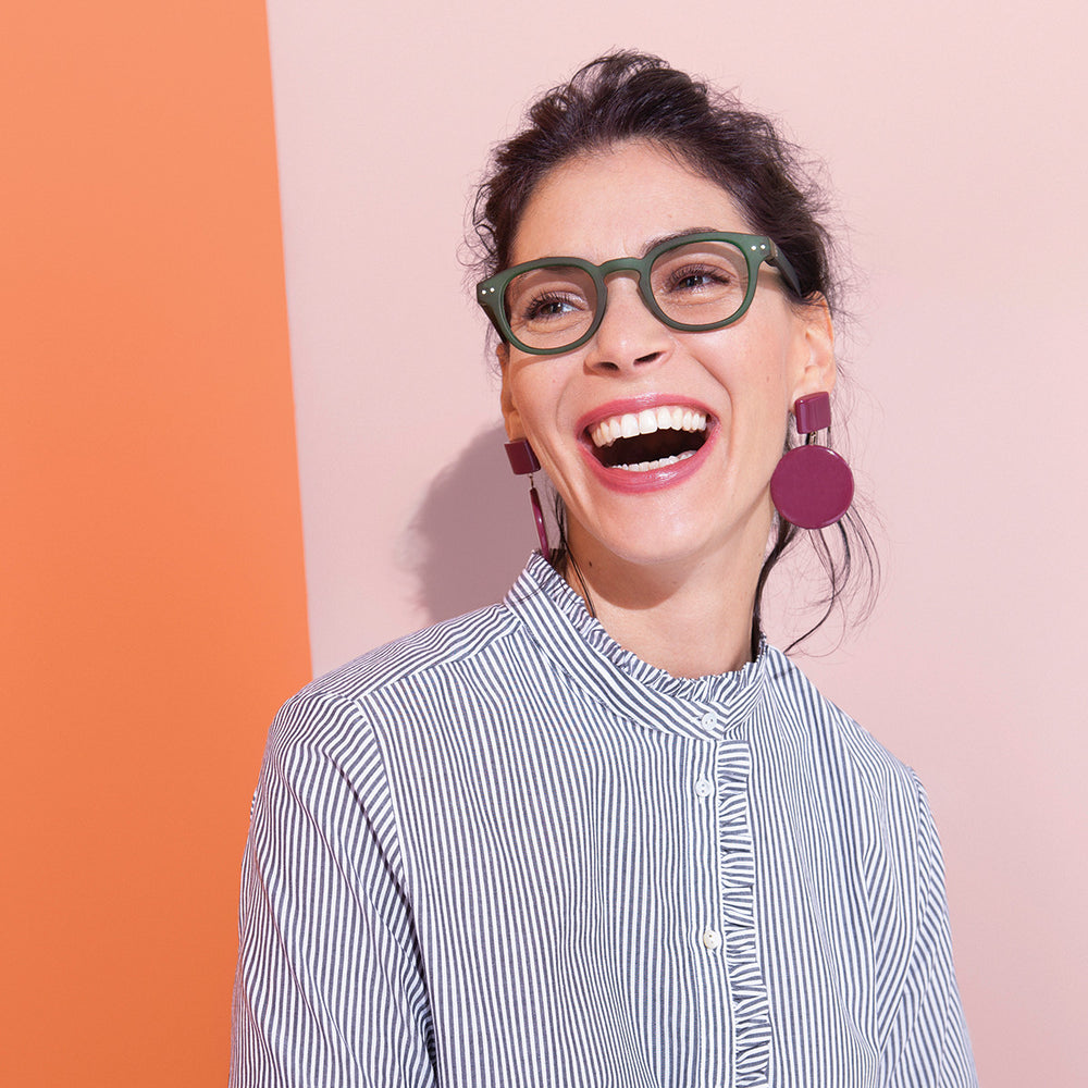 Izipizi | Reading Glasses Collection C Khaki Green +2 | Shut the Front Door